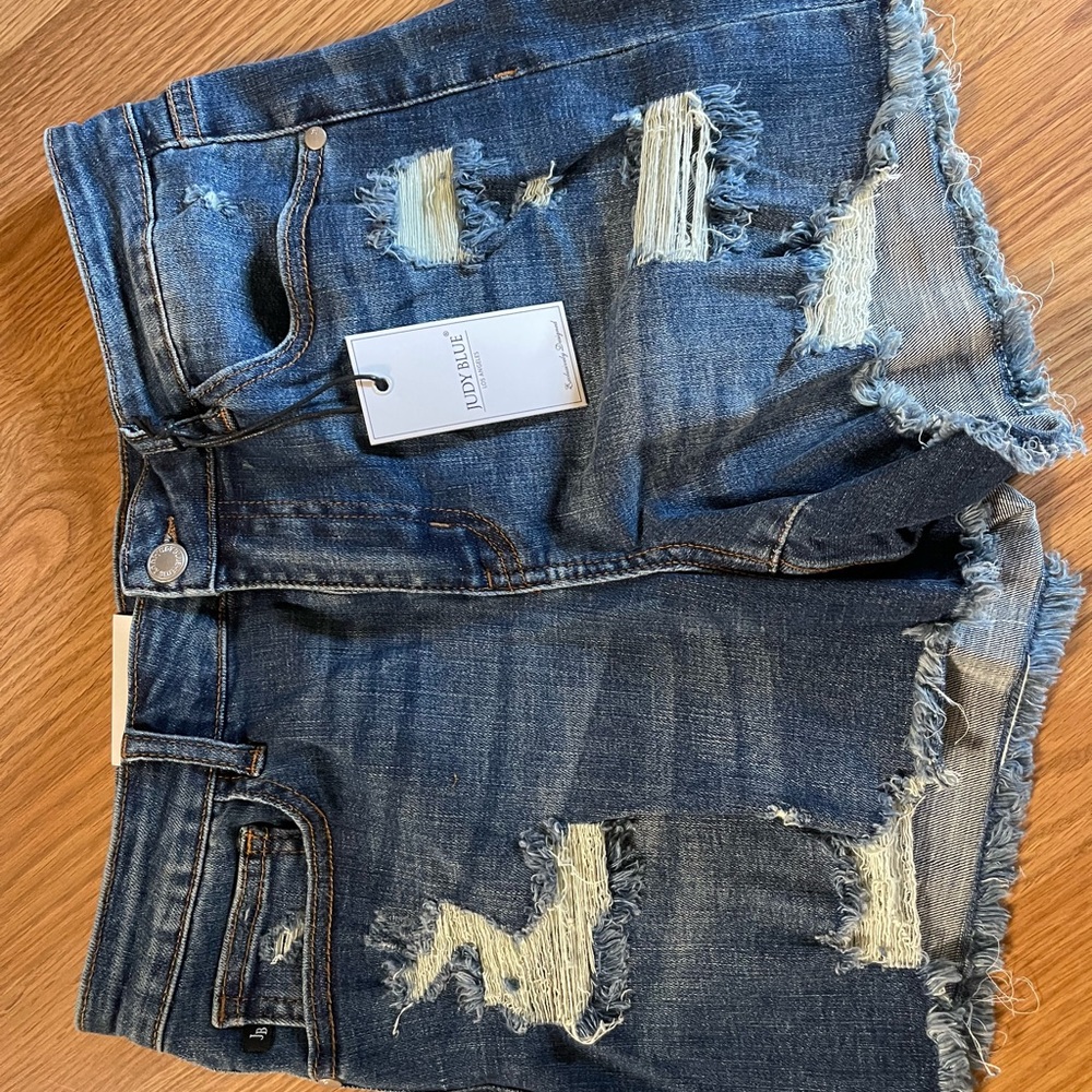 Nwt Judy blue distressed shorts in size Large